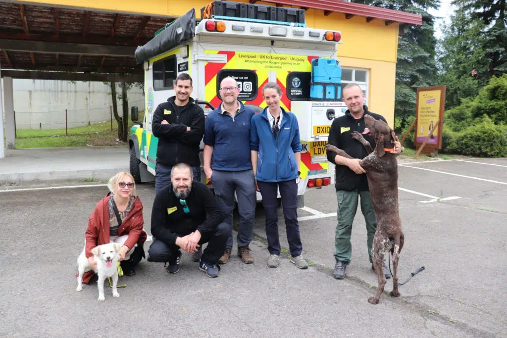 Veterinari koji u dobrotvorne svrhe žele osvojiti Ginisov rekord posjetili Dogs Trust