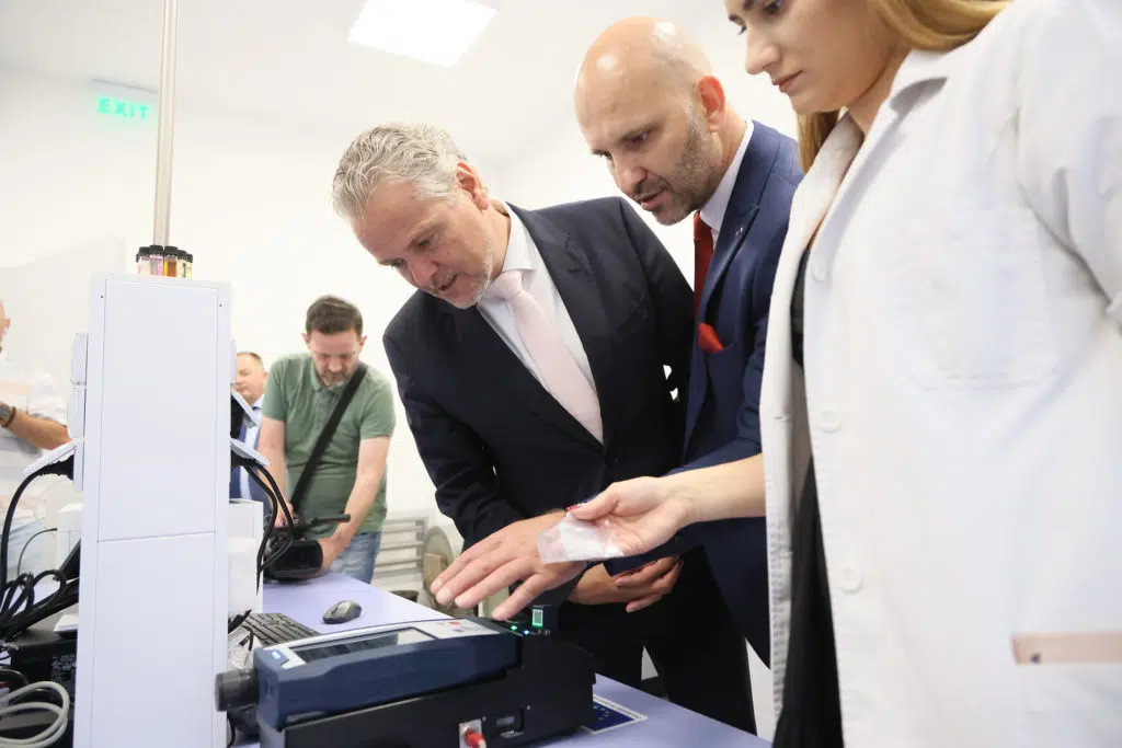 Evropska unija donirala informatičku i laboratorijsku opremu u vrijednosti od 2.3 miliona eura Upravi za indirektno oporezivanje BiH