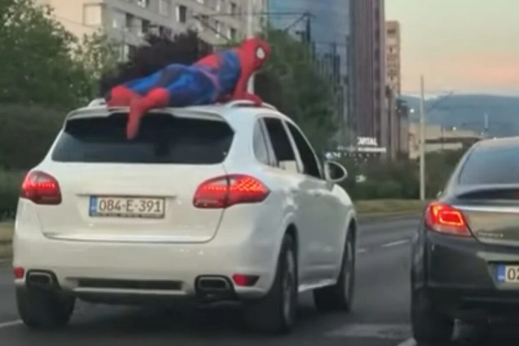 sarajevska policija kaznila spidermana i njegova vozača