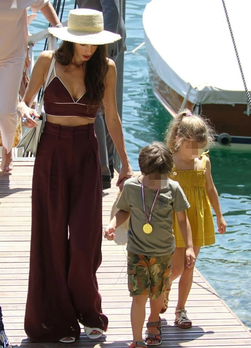 Amal Clooney u lepršavim smeđim hlačama - 6