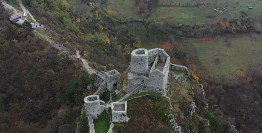 debele zidine starog grada srebrenika govore o bogatoj, stoljetnoj historiji: nekada je bio centar bosanske države