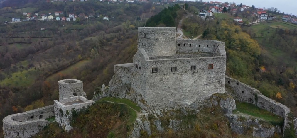 debele zidine starog grada srebrenika govore o bogatoj, stoljetnoj historiji: nekada je bio centar bosanske države