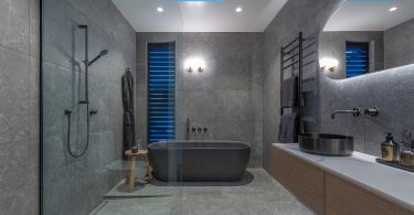 Kombinacija plave i sive donosi malo drame u vaše kupatilo