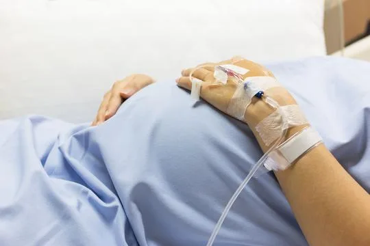 ISPOVIJEST ŽENE O HOROR POROĐAJU: DOKTOR JE BUKVALNO ČUPAO BEBU IZ MENE I PSOVAO, A ONDA SAM SAZNALA STRAŠNU ISTINU!