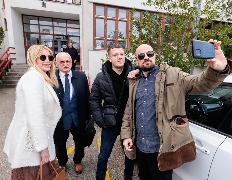 Vojko V i Grše na sudu zbog tužbe Zorana Mamića, on se nije pojavio