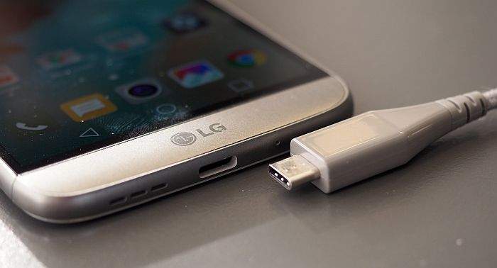 usb-c utor na mobilnom telefonu