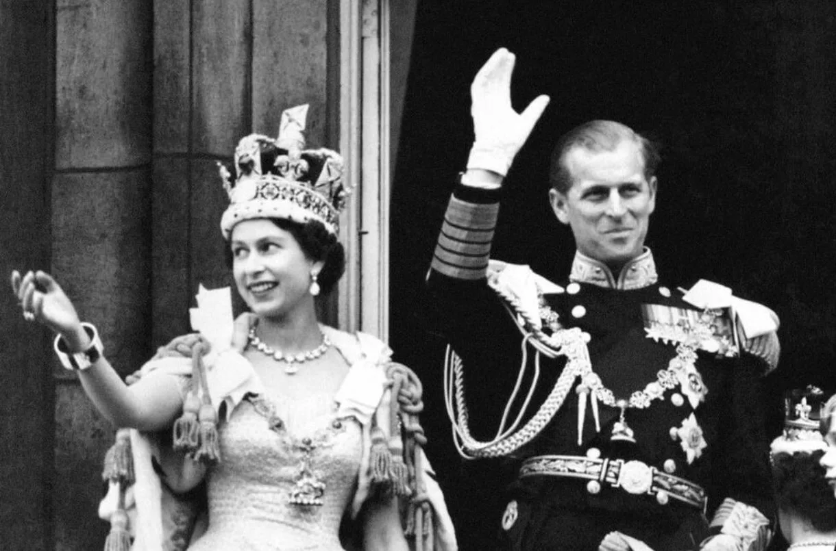 Sve tajne haljine u kojoj je krunisana Elizabetha II: Teška 5 kilograma, šili je 8 mjeseci, a 3.500 sati potrošeno je samo na vez