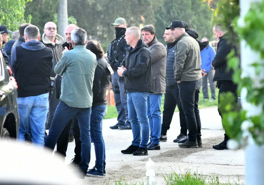 SVE PROLAZI, A NJIH NEMA: NAKON UBISTVA BRATA I SESTRE U MASOVNOJ PUCNJAVI U MLADENOVCU NEUTJEŠNI RODITELJI OSTALI SAMI