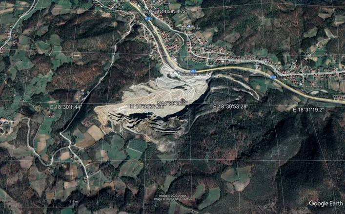 Kamenolom Kuti udaljen oko 600 m od naselja, u Njemačkoj minimalna udaljenost 250 m