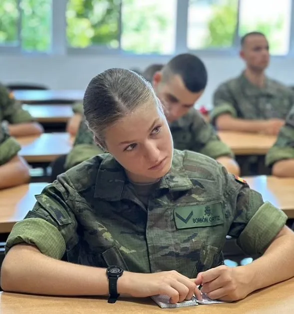 Španska princeza kraljevski glamur zamijenila vojnom uniformom