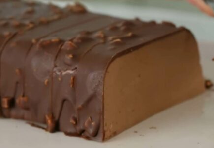čokoladna fantazija od 4 sastojka kremasti ledeni kolač preliven glazurom koja krcka 
