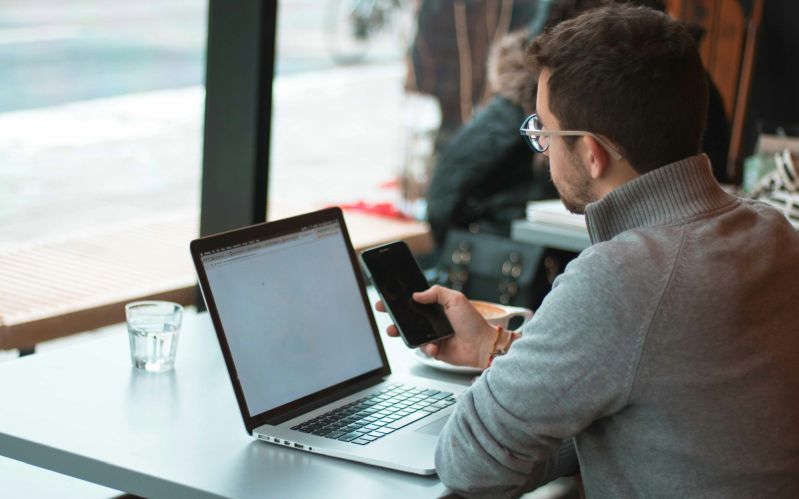 Kako napraviti životopis uz pomoć ChatGPT-a? laptop i mobilni telefon