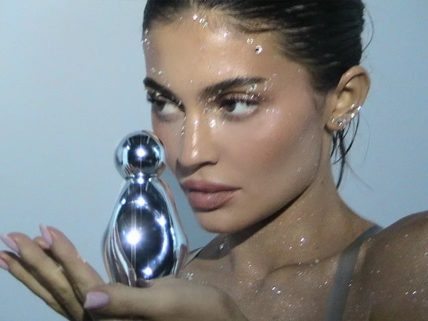 Kylie Jenner lansira Cosmic 2.0: Novi miris koji donosi svježinu i luksuz
