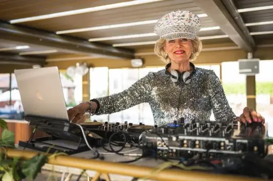 DJ Gloria ima 81 godinu, svira za starije, svaki nastup počinje hitom “I will survive”…