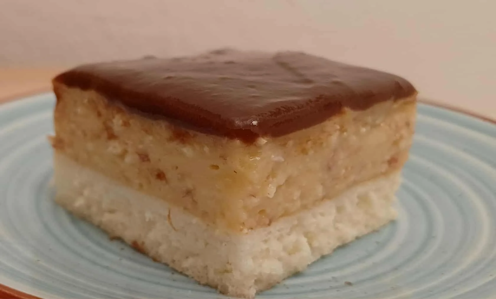 Kolač koji osvaja i bez kapi maslaca – mekan, kremast i nesvakidašnje ukusan!