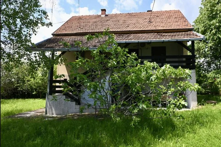 Kuća Dobrivoja Topalovića se izdaje za 100€: Nakon njegove smrti sve je stalo, ni papuče mu s praga nisu sklonili, a lokalni grobar šokira