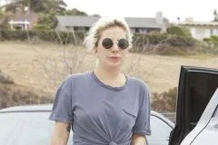 Rodila Lady Gaga: Bebu drži čvrsto uza sebe (VIDEO)