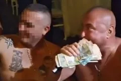 Đani poslije svadbe završio polugol na podu: Oko njega muškarci bez majica, ljube ga u glavu (VIDEO)