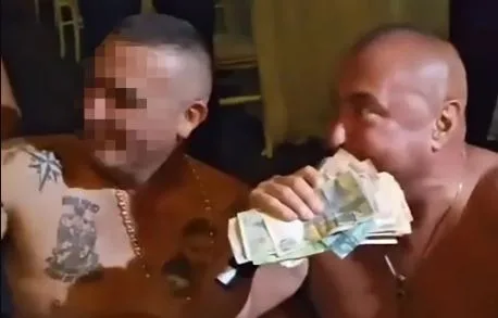 Đani poslije svadbe završio polugol na podu: Oko njega muškarci bez majica, ljube ga u glavu (VIDEO)