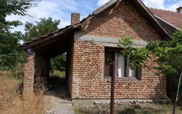 Ovo je napuštena kuća poznate pjevačice! Susjedi otkrili da zaplače čim se ispred parkira: “Jao, moja sirotinja!”