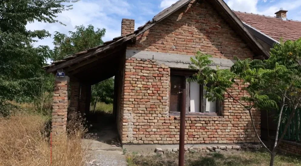 Ovo je napuštena kuća poznate pjevačice! Susjedi otkrili da zaplače čim se ispred parkira: “Jao, moja sirotinja!”
