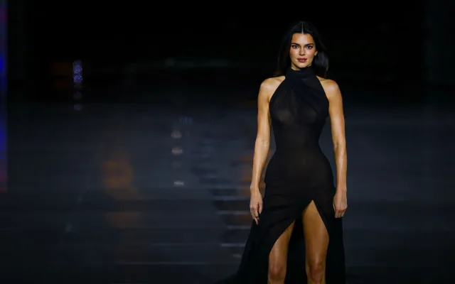Kendall Jenner u prozirnoj haljini bila je zvijezda večeri u Parizu: Prorez do bedara istaknuo duge noge