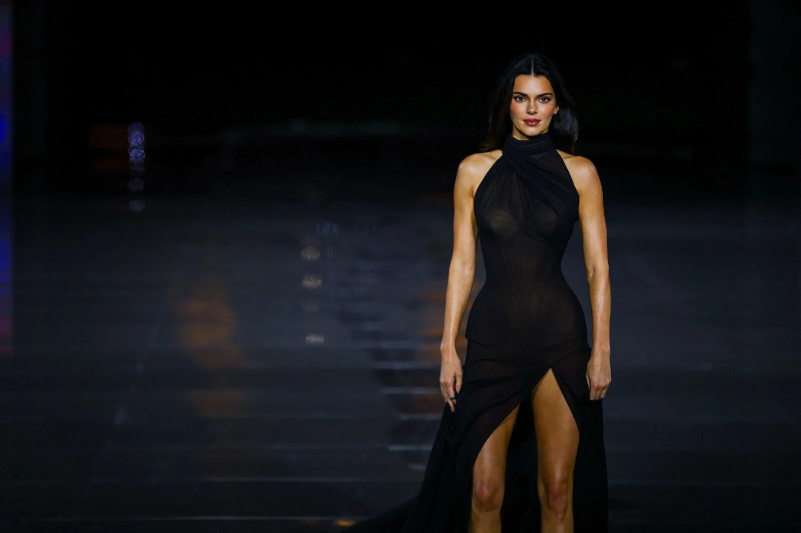 Kendall Jenner u prozirnoj haljini bila je zvijezda večeri u Parizu: Prorez do bedara istaknuo duge noge