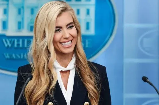 Internet nemilosrdan prema novoj Trumpovoj glasnogovornici: “Ne zna ni skriptu pročitati…”
