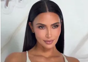 Kim Kardašijan pokazala grudi: Svi pogledi uprti u nju, a ovaj detalj posebno šokira