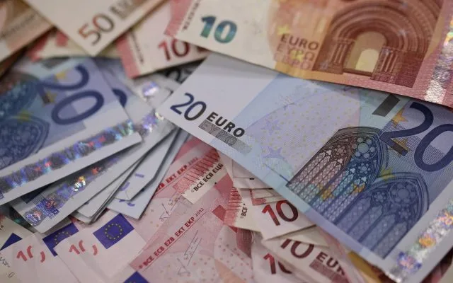 Kurs eura prema dolaru pod pritiskom zbog nafte i Francuske