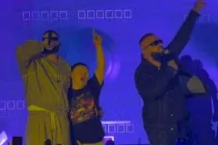 Momak sa Downovim sindromom ukrao show na nastupu Jale i Bube! Publika oduševljena, ovo je raznježilo sve (VIDEO)